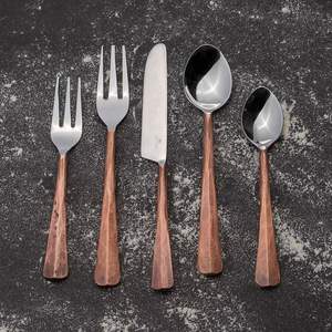 Ensemble de couverts en métal au design minimaliste moderne pour table à manger de style scandinave et intérieur de maison - Product Image 1