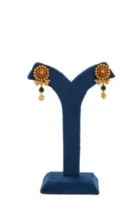 Conjunto de collar estilo templo con piedras rojas y verdes, colgante de perla y aretes a juego, chapado en oro para uso nupcial en bodas. - Product Image 2