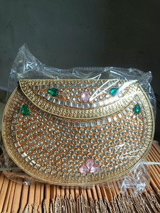 Sac à main de soirée pour femme, accessoire de mode traditionnel haut de gamme, orné de pierres Kundan en mosaïque, idéal pour mariage et fêtes, à prix abordable. - Product Image 1