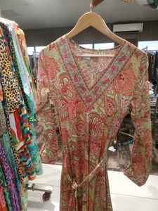 Vestido de Verano Boho sin Mangas de Algodón con Estampado de Ondas Rosa Naranja, Largo Regular, con Borlas y Lazos, para Resort, en India 2026 - Product Image 4