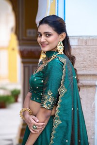 Lehenga Choli Suave Más Vendido - Ropa Lista para Usar para Bodas y Eventos para Niñas y Mujeres - Product Image 3