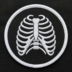 Parches termoadhesivos personalizados al por mayor con diseño de esqueleto y tórax, circulares, negros, de sarga, para coser, bordados a máquina, insignias para ropa - Product Image 1
