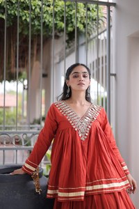 Nouvel ensemble Kurti haut en georgette lourde brodée de sequins avec lehenga et dupatta pour femme, idéal pour les mariages et les fêtes - Product Image 6