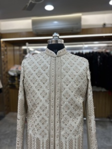 Kurta ethnique de luxe pour homme avec broderie monochromatique en fil Dhaga, perles fines et micro-sequences pour mariages - Product Image 2