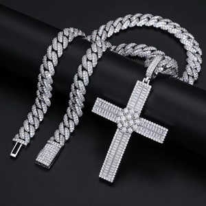 Colgante de Cruz de Plata S925 con Moissanita y Racimo de Baguettes, Amuleto de Collar para Hombres y Mujeres, Joyería Fina - Product Image 1