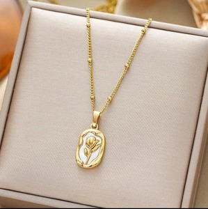 Collier pendentif rose en émail blanc anti-ternissement fabriqué en Inde, bijoux élégants et tendance pour femmes, à porter au quotidien, cadeau en vente - Product Image 4
