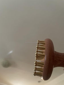 Masajeador de Cuero Cabelludo Kansa Hecho a Mano con Agujas de Bronce y Mango de Madera, Herramienta de Reflexología Capilar para Spa, Bienestar y Desintoxicación - Product Image 6