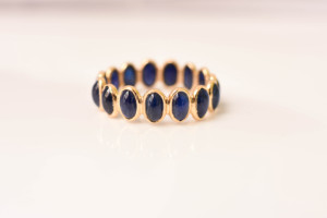 Bague éternité sertie de saphirs bleus naturels en or jaune massif 18 carats – Bague à pierres précieuses ovales – Pierre de naissance de septembre de luxe - Product Image 1