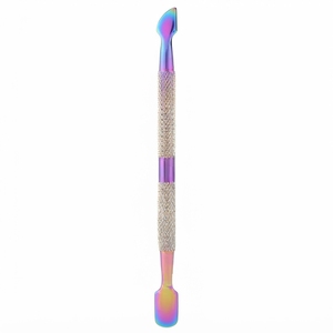 Pousse-cuticules double face en acier inoxydable personnalisé, avec poignée ergonomique moletée, pour soins des cuticules arc-en-ciel - Product Image 1
