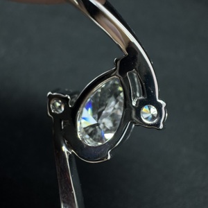 Anillo de Diamante Cultivado en Laboratorio con Corte Pera y Detalles de Diamantes Redondos |   3.40 CT Certificado por IGI Oro Blanco de 8k - Product Image 5
