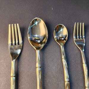 Juego de Cubiertos de Acero Inoxidable Estilo Bambú Plateado de 4 Piezas que Incluye Tenedor para Cena, Cuchara para Ensalada, Cuchara para Té y Tenedor para Postre. - Product Image 3