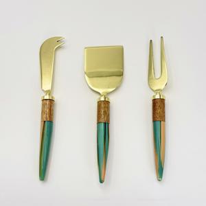 Couteau à fromage de table en acier inoxydable avec manche en bois et résine, finition PVD dorée, outils à fromage en gros - Product Image 1