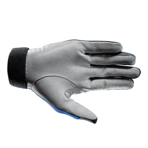 Gants de racquetball noirs classiques avec sangle de poignet réglable et poignée rembourrée, confortables à porter pendant les séances d'entraînement intenses - Product Image 4