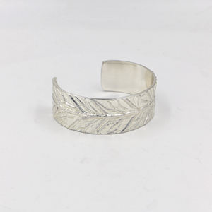 Bracelet manchette en laiton argenté fait main avec plume - Jonc ouvert gravé motif feuille style bohème - Cadeau ajustable inspiré de la nature pour elle - Product Image 1