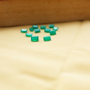 Lot de 12 pierres précieuses en onyx vert naturel à 100 %, taille émeraude 4x6 mm, pierres calibrées en vrac pour la fabrication de bijoux - Product Image 1