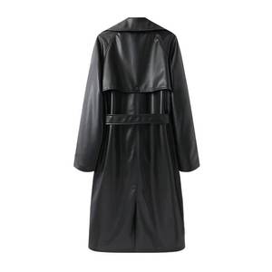 Abrigo largo de cuero sintético para mujer, estilo gabardina, doble botonadura, con cinturón y cuello de solapa, color negro. - Product Image 6