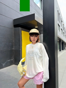 T-shirt blanc à manches longues pour femme, pull style streetwear, impression de logo personnalisée ; fabriqué au Vietnam. - Product Image 6
