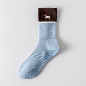 Chaussettes antidérapantes pour femmes avec broderie chien, bordure rose, tricotées marron, pour l'automne et le quotidien - Product Image 4