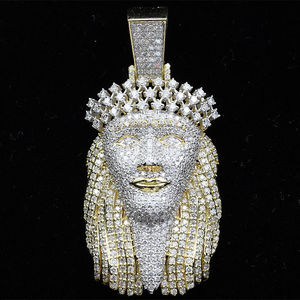 จี้รูปกางเขนประดับเพชรโมอิสซาไนต์ทรงมงกุฎ  ชุบโรเดียม เงินแท้ 925 จาก Luxira Jewels เครื่องประดับฮิปฮอปสำหรับทุกเพศ - Product Image 1