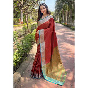 ผ้าไหมแคชเมียร์สีแดงเนื้อนุ่ม ทอแบบซารี ประดับด้วยดิ้นทอง  งานฝีมือชั้นสูง  เสื้อผ้าอินเดียและปากีสถาน น้ำหนัก 0.6 กรัม - Product Image 3