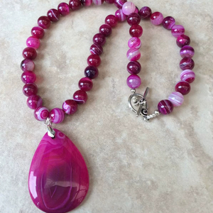 สร้อยคอประดับลูกปัดเรซิ่นชุบทองคำสีกุหลาบ พร้อมไข่มุกเทียม สไตล์ทันสมัย สำหรับทุกเพศ เหมาะเป็นของขวัญสำหรับงานปาร์ตี้ จากผู้ส่งออกชาวอินเดีย - Product Image 1