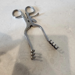 Écarteur chirurgical Weitlaner Ruya 3x4 à pointes émoussées 4,5 po L en acier inoxydable, pince manuelle à pointes acérées, kit chirurgical certifié CE - Product Image 1