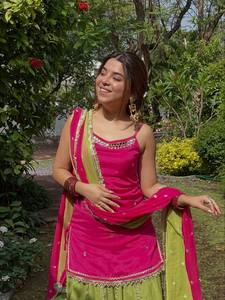 Ensemble Lehenga Choli Rose et Vert Moderne pour Femme, avec Dupatta, Tenue Traditionnelle Indienne Brodé pour Mariage et Fêtes, Ghagra Hiver – Vente en Gros - Product Image 4