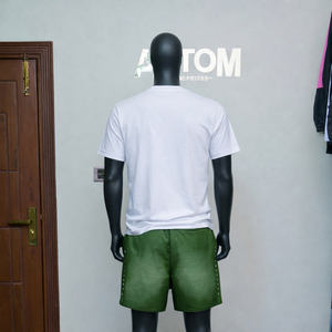 ชุดเซ็ตเสื้อยืดและกางเกงขาสั้นผ้าฝ้ายระบายอากาศดี ออกแบบโลโก้ได้ตามต้องการ สไตล์สตรีทแวร์ ชุดสองชิ้นสำหรับผู้ชาย แฟชั่นแนวอเมริกัน รับผลิตแบบ OEM สำหรับฤดูร้อน - Product Image 4