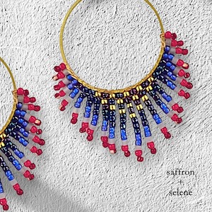 Pendientes de Aro Hechos a Mano con Cuentas Saffron + Selene, Joyería de Moda, Diseño Exquisito, Detalle de Flecos Multicolor - Product Image 4