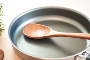 Cuchara de servir de madera de Neem hecha a mano, diseño minimalista, mango largo, acabado natural, hecha a mano para uso en la mesa. - Product Image 5