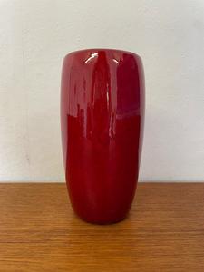 Jarrón de Cerámica Rojo Rubí Impresionante con Forma Cónica Alta, Acabado Brillante y Acento Audaz para Decoración Interior Moderna - Product Image 3