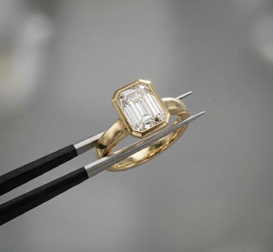 Bague de fiançailles solitaire en or jaune 14 carats avec diamant taille émeraude 3 carats serti clos, bijou classique pour femme, personnalisable, certifié IGI - Product Image 1