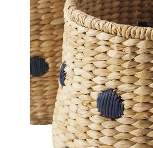 Cesta de Almacenamiento de Jacinto de Agua con Tapa y Diseño de Puntos, Organizador de Juguetes Tejido con Bonitos Pompones para Habitación Infantil y Decoración del Hogar - Product Image 3