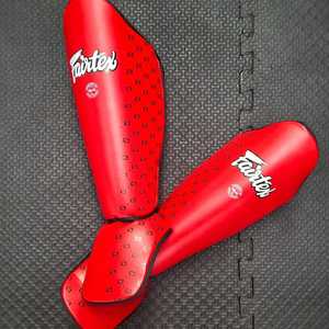 Protector de Piernas Fairtex de la Mejor Calidad para Boxeo, Kickboxing y MMA, Protector de Tibias de Cuero para Muay Thai - Product Image 1