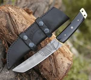 มีดล่าสัตว์แบบดามัสกัสสตีลขนาด 12.5 นิ้ว ด้ามจับแบบฟูลแทง ปลายใบมีดแบบแทงโต ด้ามจับทำจากเขาสัตว์หายาก ประดับด้วยทองเหลืองโมเสก - Product Image 1