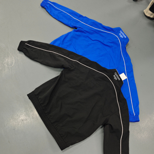 Ensemble de survêtement coupe-vent réfléchissant en nylon personnalisé avec logo, bandes blanches et reversibles, respectueux de l'environnement - Product Image 5