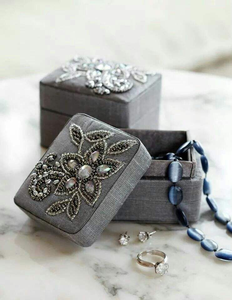 Caja de Joyería Gris Bordada con Diseño de Flor de Diamantes de Imitación, Material de Tela, Recuerdo de Boda, Tamaño Personalizable, Logotipo Personalizado, Tarjeta de Regalo - Product Image 2