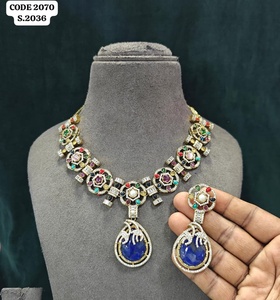 Elegante Conjunto de Collar con Colgante Floral Real y Adornos de Gemas Multicolor, Chapado en Oro Antiguo, Collar de Latón con Diseño Impresionante - Product Image 6