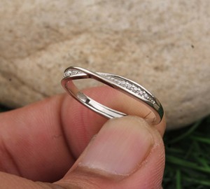 แหวนเงินแท้ 925 ประดับพลอยทรงคลาสสิกสำหรับผู้หญิง งานแฮนด์เมด ดีไซน์ลายตอกแบบช่างฝีมือ วงแหวนเงินแท้ งานละเอียด สำหรับงานปาร์ตี้ - Product Image 3