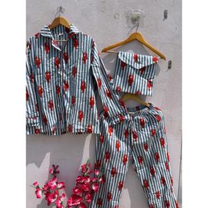 Conjunto de Pijama de Algodón con Estampado de Bloques Lobuster para Mujer |   Traje de Dormir Indio a Rayas Hecho a Mano |   Ropa de Casa de Muselina Suave - Product Image 1