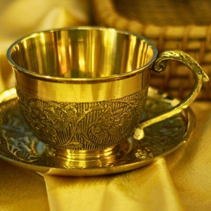 Juego de Taza y Platillo de Latón Vintage con Acabado Brillante, Diseño Ecológico, Detalles Ornamentados para un Ritual de Té Realmente Reginal - Product Image 6