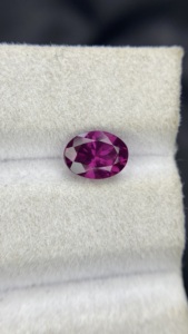 Pierre de grenat rhodolite d'Almandine de Tanzanie certifiée naturelle, provenant des Mines de Tanga, taille ovale, avec une qualité de couleur excellente, 1,51 carat - Product Image 4