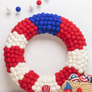 Corona Decorativa Patriótica de Fieltro y Lana para la Puerta Principal, Día de los Caídos y 4 de Julio, con Diseño de Estados Unidos - Product Image 2