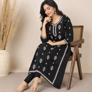 Kurti droit en coton premium brodé à la main à Lucknowi - Tunique ethnique pour femmes - Product Image 3