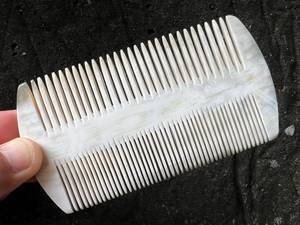 ZONE ARTISANALE Peigne démêlant moderne en corne de buffle naturelle, écologique et fait main, en forme de décoration de mariage de l'Uttar Pradesh - Product Image 2