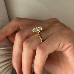 Énorme bague de fiançailles en or jaune 14 carats avec diamant de laboratoire allongé de 5 carats, taille coussin, ajustement parfait, certifiée IGI - Product Image 6
