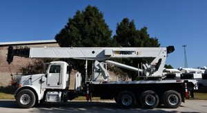 Grue de camion montée sur camion Peterbilt 365 de 2015, modèle AC38-127S-EJ, capacité de levage maximale de 76 000 lb. - Product Image 5