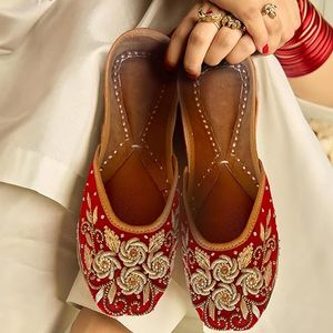 Dernières créations de chaussures ethniques Khussa pour filles, fabriquées à la main, semelle en cuir, design personnalisé, chaussures Khussa, Jutti pour mariage indien - Product Image 4