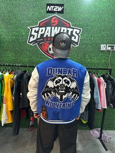เสื้อแจ็คเก็ตสปอร์ตส์บลูวาร์ซิตี้สำหรับผู้ชาย สไตล์ใหม่ ปักลายตัวอักษร ดีไซน์ปกคอปกแบบพับได้ ทรงปกติ เหมาะสำหรับใส่ในฤดูใบไม้ร่วง - Product Image 2