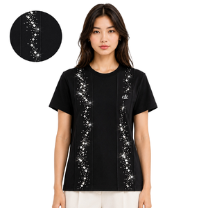 Camiseta de mujer con adornos de cristales de imitación transparentes, ribete decorativo con efecto brillante, corte regular, manga media, logotipo personalizado. - Product Image 1